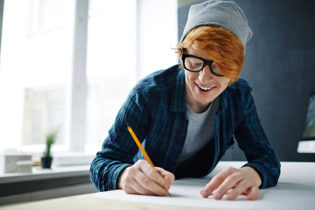 Etudiant heureux de rédiger une lettre de motivation pour une école d'art