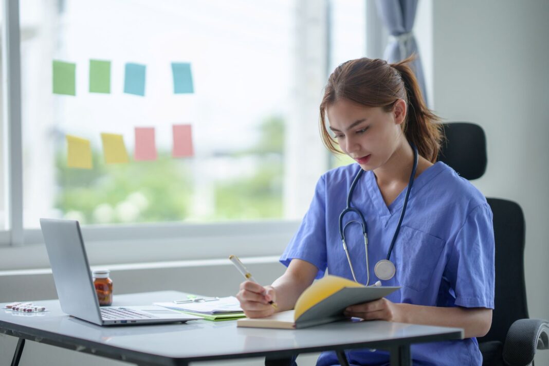 Etudiante impatiente de rédiger sa lettre de motivation pour l'école d'infirmière