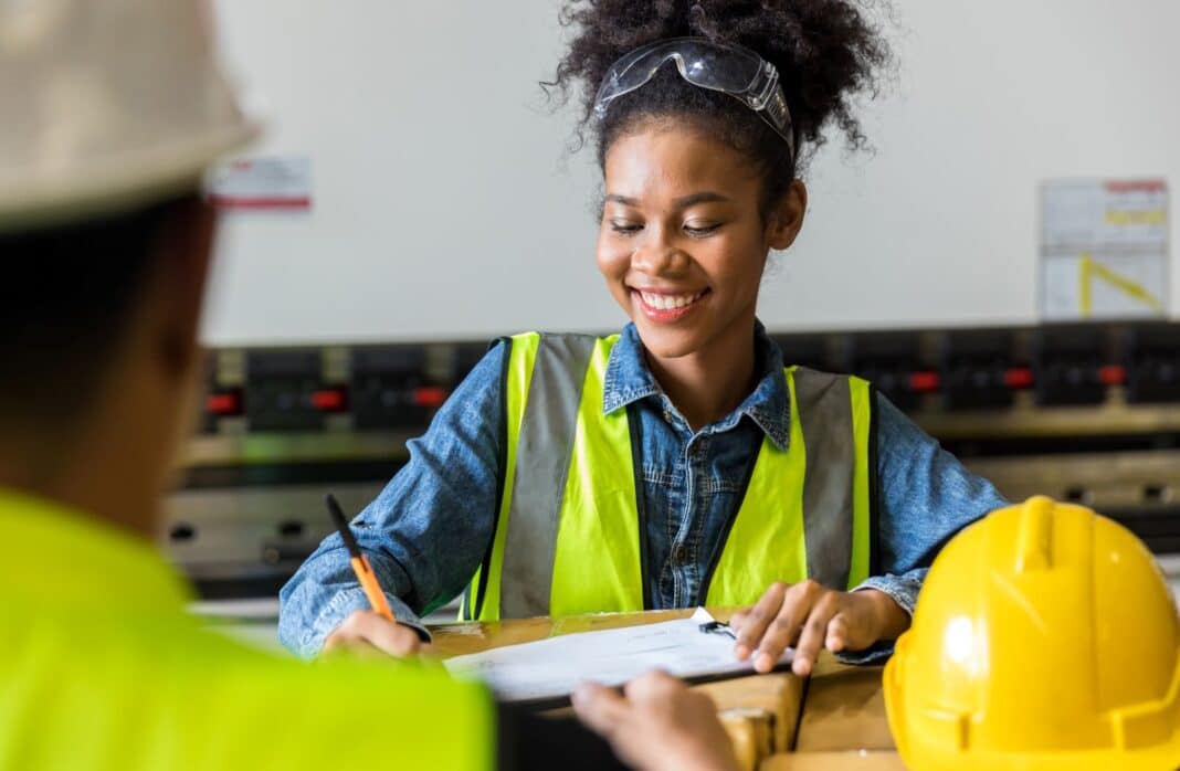 Etudiante impatiente de rédiger une lettre de motivation pour une école d'ingénieur