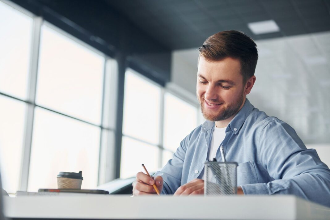 Salarié qui est impatient de rédiger une lettre de motivation en espagnol