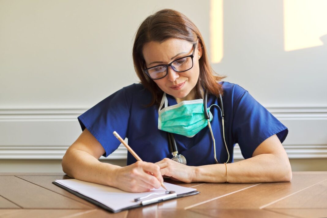 Jeune femme qui rédige sa lettre de motivation pour une formation d'aide soignante