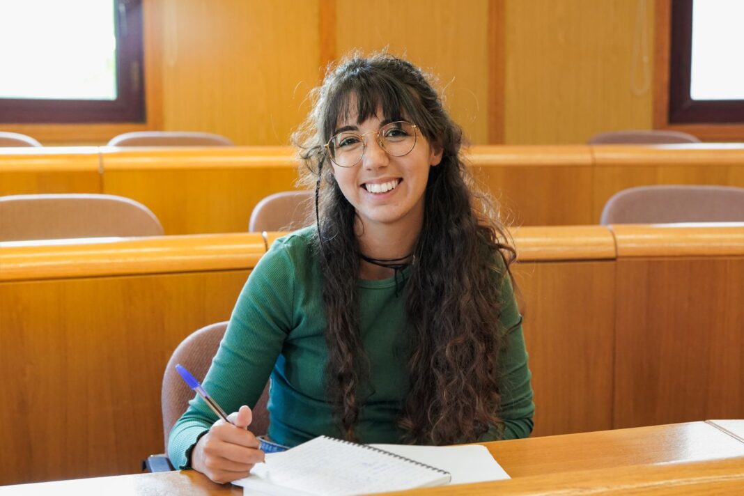 Etudiante heureuse de rédiger une lettre de motivation pour une licence en droit