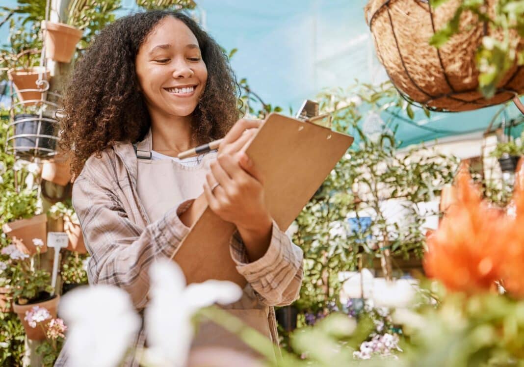 Jeune femme heureuse de rédiger sa lettre de motivation pour être maraicher
