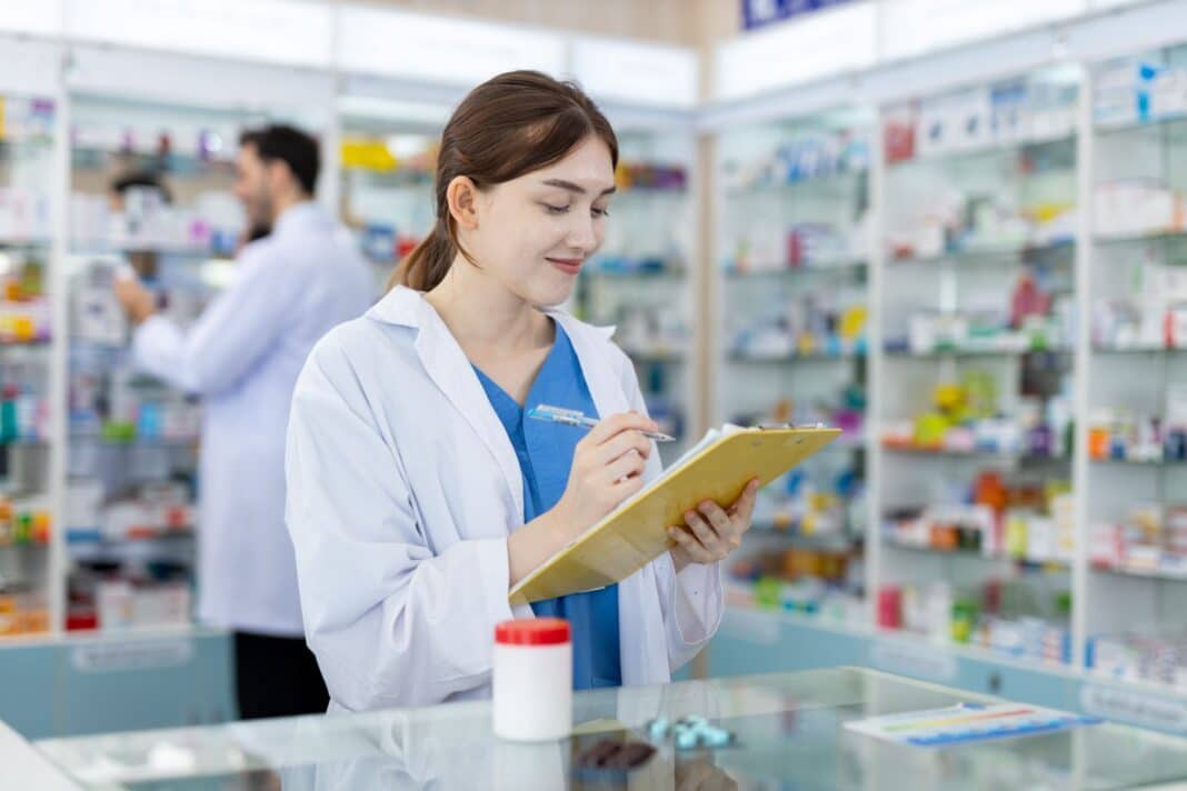 Jeune femme contente de rédiger une lettre de motivation pour une parapharmacie