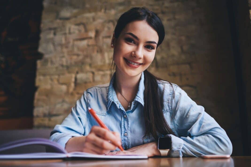 Etudiante qui est heureuse de rédiger une lettre de motivation pour Parcoursup en droit