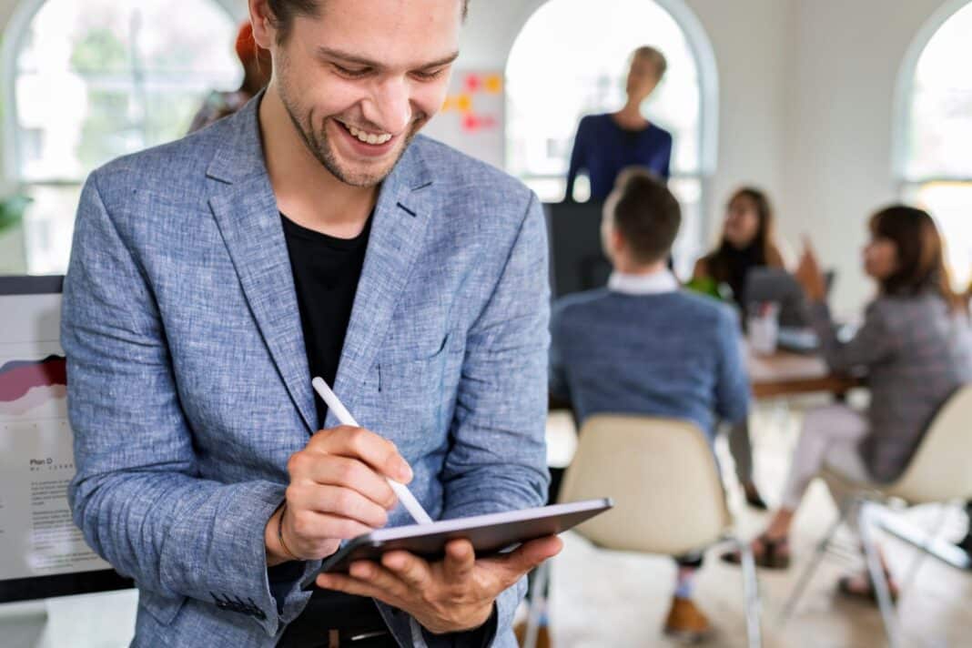 Professionnel heureux de rédiger une lettre de motivation pout être responsable industrialisation