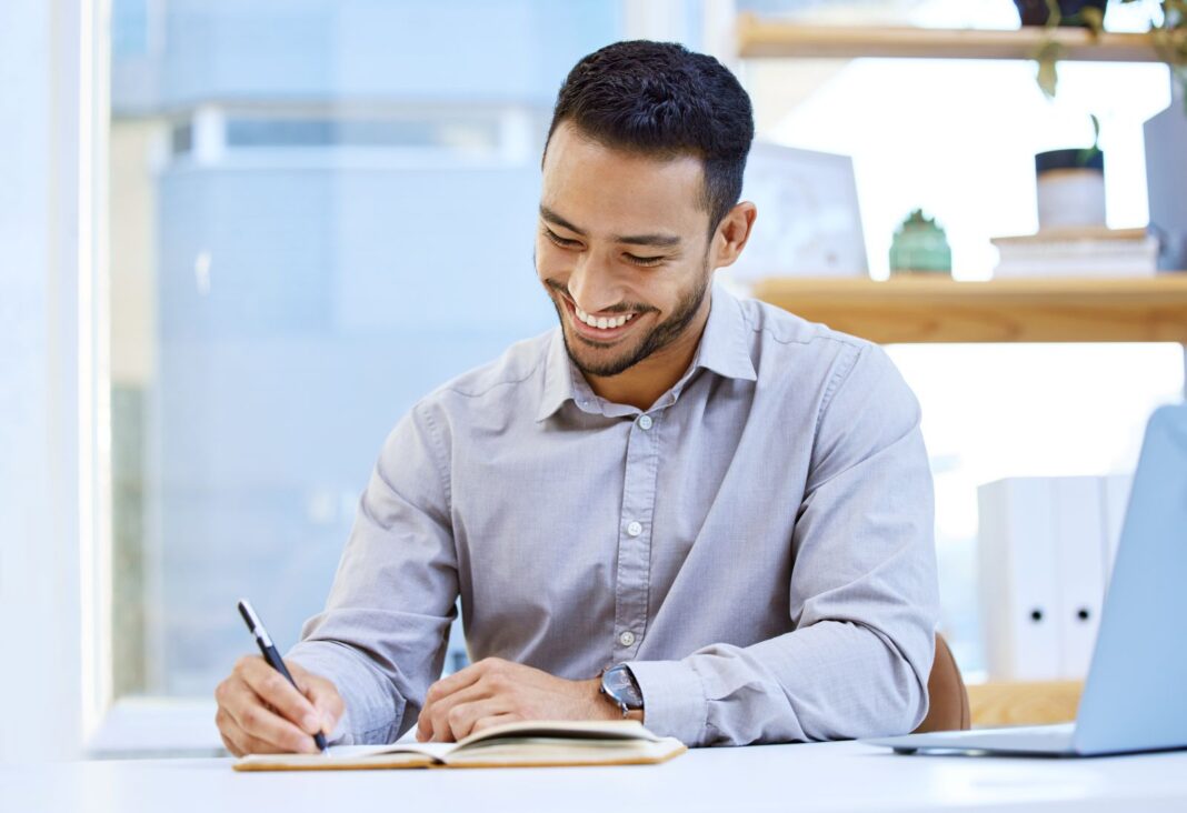 Jeune homme impatient de rédiger une lettre de motivation pour un travail
