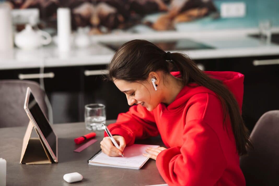 Jeune femme heureuse de rédiger une lettre de motivation pour être vendeuse sans expérience