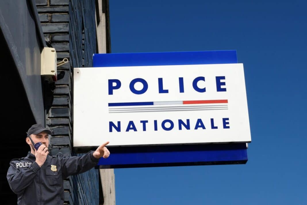 homme rédigeant une lettre de motivation réserve opérationnelle police nationale