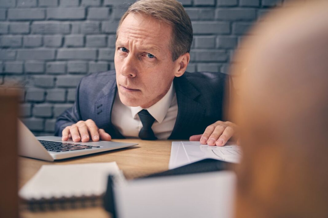 À partir du 1er janvier 2026, les particuliers devront déclarer en ligne certains dons manuels d’argent ou de biens. Cette évolution, issue d’un décret publié le 17 novembre 2025 au Journal officiel, s’inscrit dans la modernisation des démarches fiscales. L’objectif : mieux suivre les transmissions entre particuliers sans modifier les abattements en vigueur. Ce dispositif concernera les dons importants ou patrimoniaux, sans toucher aux usages courants entre proches. Quels dons seront concernés par la déclaration ? La nouvelle obligation visera les transmissions gratuites effectuées sans acte notarié, notamment : Les dons d’argent conséquents, remis en espèces, par chèque ou virement ; Les dons de biens mobiliers tels que bijoux, véhicules, œuvres d’art, objets de collection ou actions. Certaines situations demeureront exclues : dons à une personne morale (association, fondation…), dons à l’État, dons familiaux exonérés destinés à l’achat d’un logement, ou encore dons en représentation d’un parent prédécédé. Et les petits dons du quotidien ? Les gestes modestes entre proches — offrir 50 ou 100 euros à un enfant, aider un ami ponctuellement — ne relèvent pas de cette obligation. Ces sommes, considérées comme des présents d’usage, n’ont pas à être déclarées tant qu’elles restent proportionnées aux ressources du donateur et à la nature de l’événement (anniversaire, mariage, réussite d’examen, etc.). Une déclaration simplifiée sur impots.gouv.fr Dès 2026, la déclaration d’un don manuel se fera directement sur impots.gouv.fr, via la rubrique « Vous avez reçu un don ? Déclarez-le ». Le bénéficiaire devra simplement renseigner le type de bien ou la somme reçue et l’identité du donateur. Les foyers ne disposant pas d’accès internet pourront continuer à utiliser le formulaire Cerfa n°11278, à transmettre au service d’enregistrement de leur domicile. L’administration conserve donc une alternative papier pour les personnes éloignées du numérique. Abattements et taxation : ce qui ne change pas Déclarer un don ne signifie pas être imposé. Les abattements fiscaux, applicables selon le lien de parenté, restent inchangés et se renouvellent tous les quinze ans. Lien de parenté Montant de l’abattement Particularités Parents / enfants 100 000 € Par parent et par enfant Grands-parents / petits-enfants 31 865 € Cumulable si les deux donnent Arrière-grands-parents / arrière-petits-enfants 15 932 € Par donateur Frères / sœurs 15 932 € Par transmission Neveux / nièces 7 967 € Par donateur Autres personnes 1 594 € Entre amis, conjoints non mariés, etc. Personnes handicapées +159 325 € Abattement supplémentaire cumulable declarer dons impots