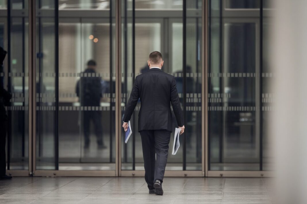 Un huissier arrive au siège du PSG avec un dossier