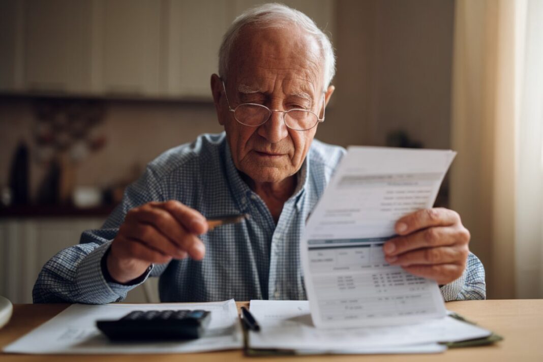 Un retraité consulte son relevé bancaire après le virement Agirc-Arrco