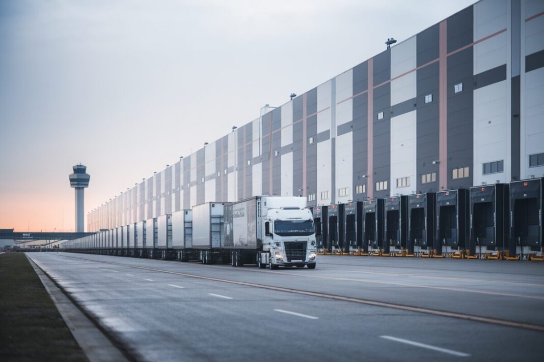 Un entrepôt Amazon près de l’aéroport Lyon Saint-Exupéry